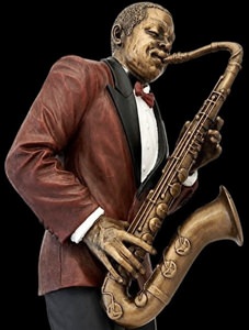 Dekorativ musik figur af saxofonist i dynamisk positur – sidevinkel